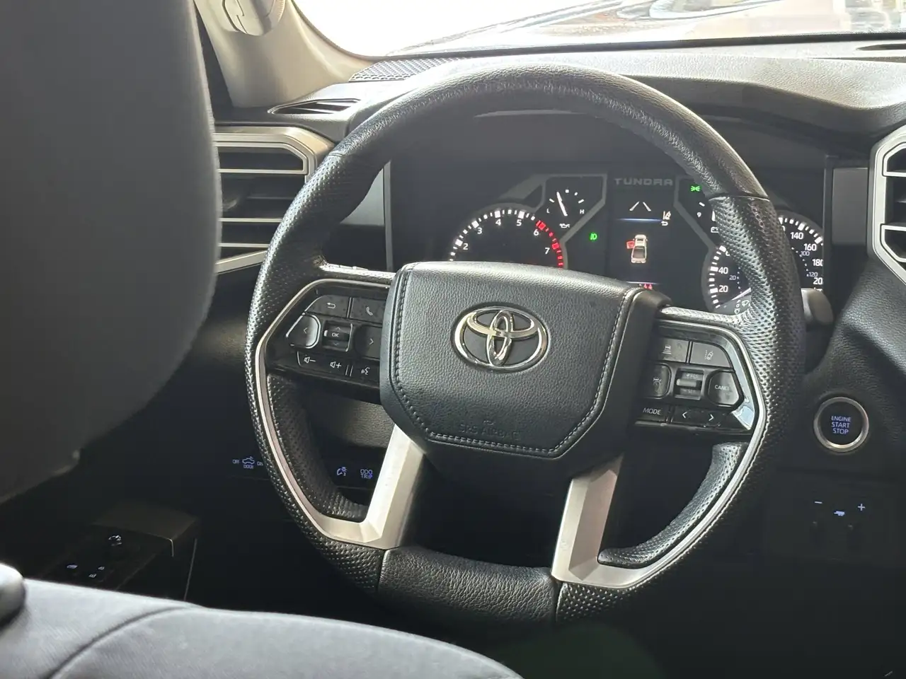 Toyota Tundra снимка Toyota Tundra