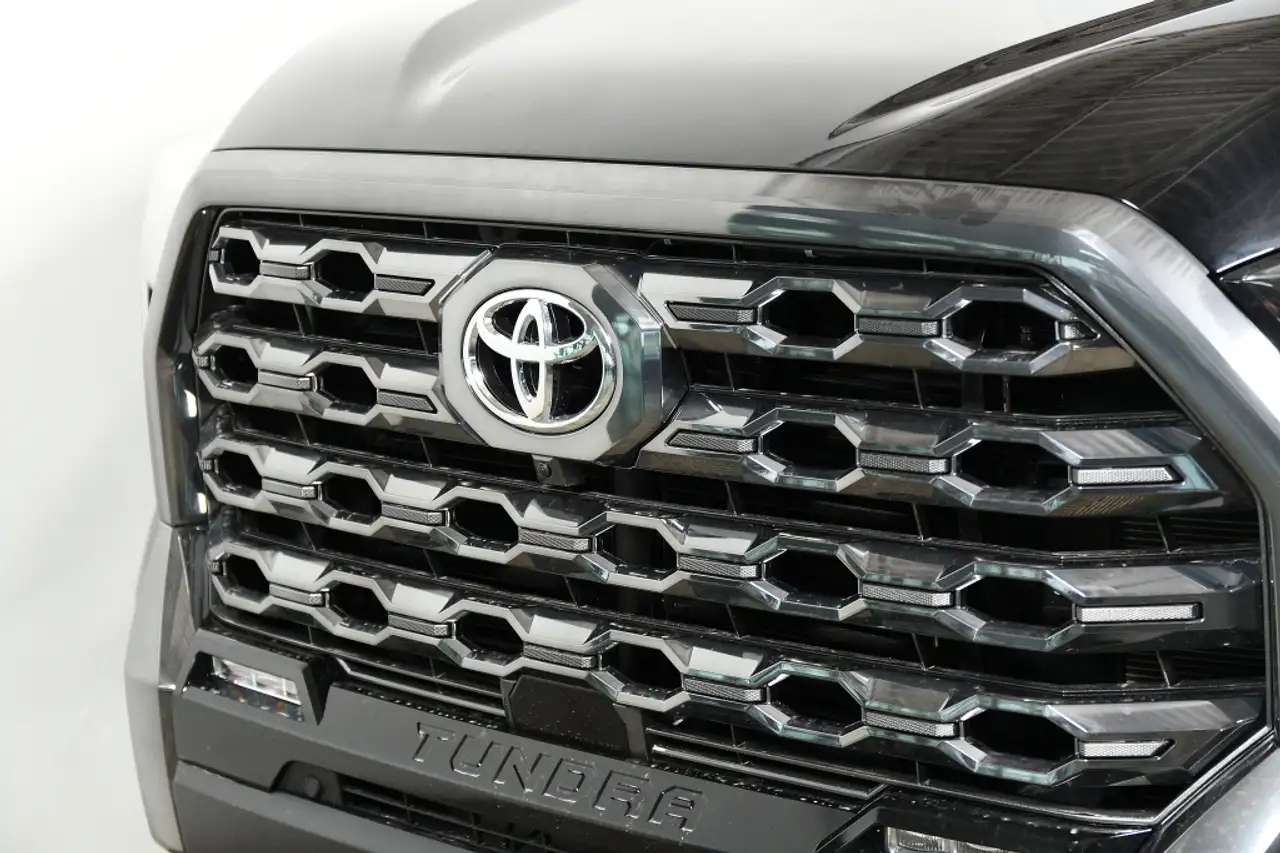 Toyota Tundra снимка Toyota Tundra