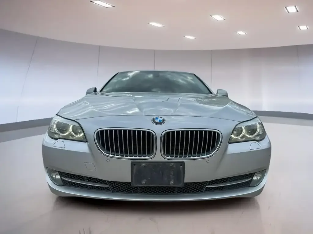 BMW 5 Series снимка BMW 5 Series