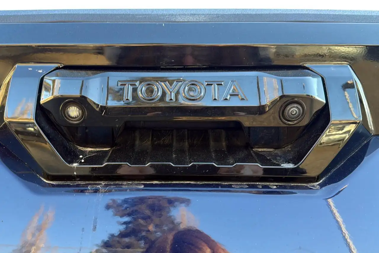Toyota Tundra снимка Toyota Tundra