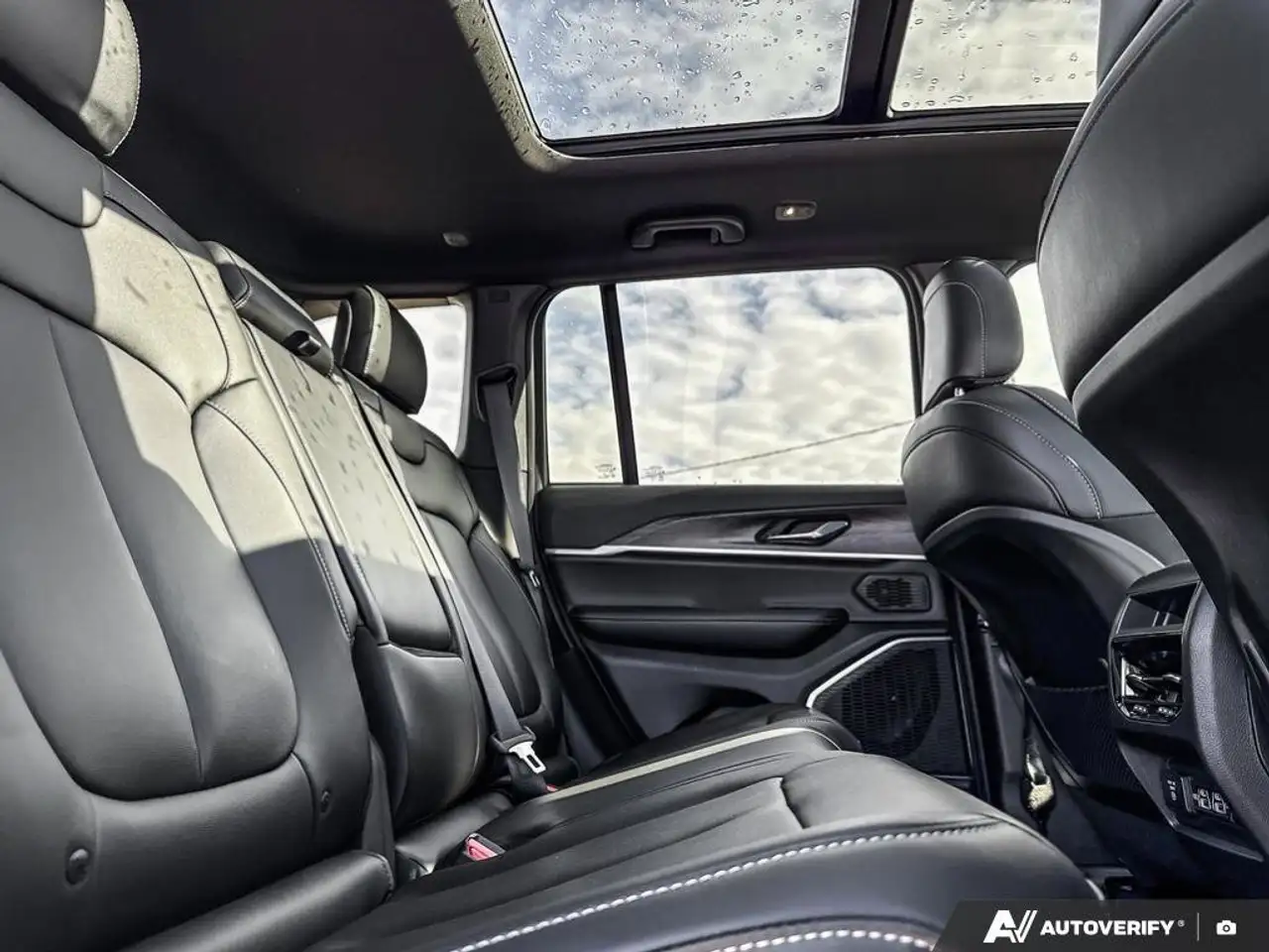 Jeep Grand Cherokee photo Jeep Grand Cherokee