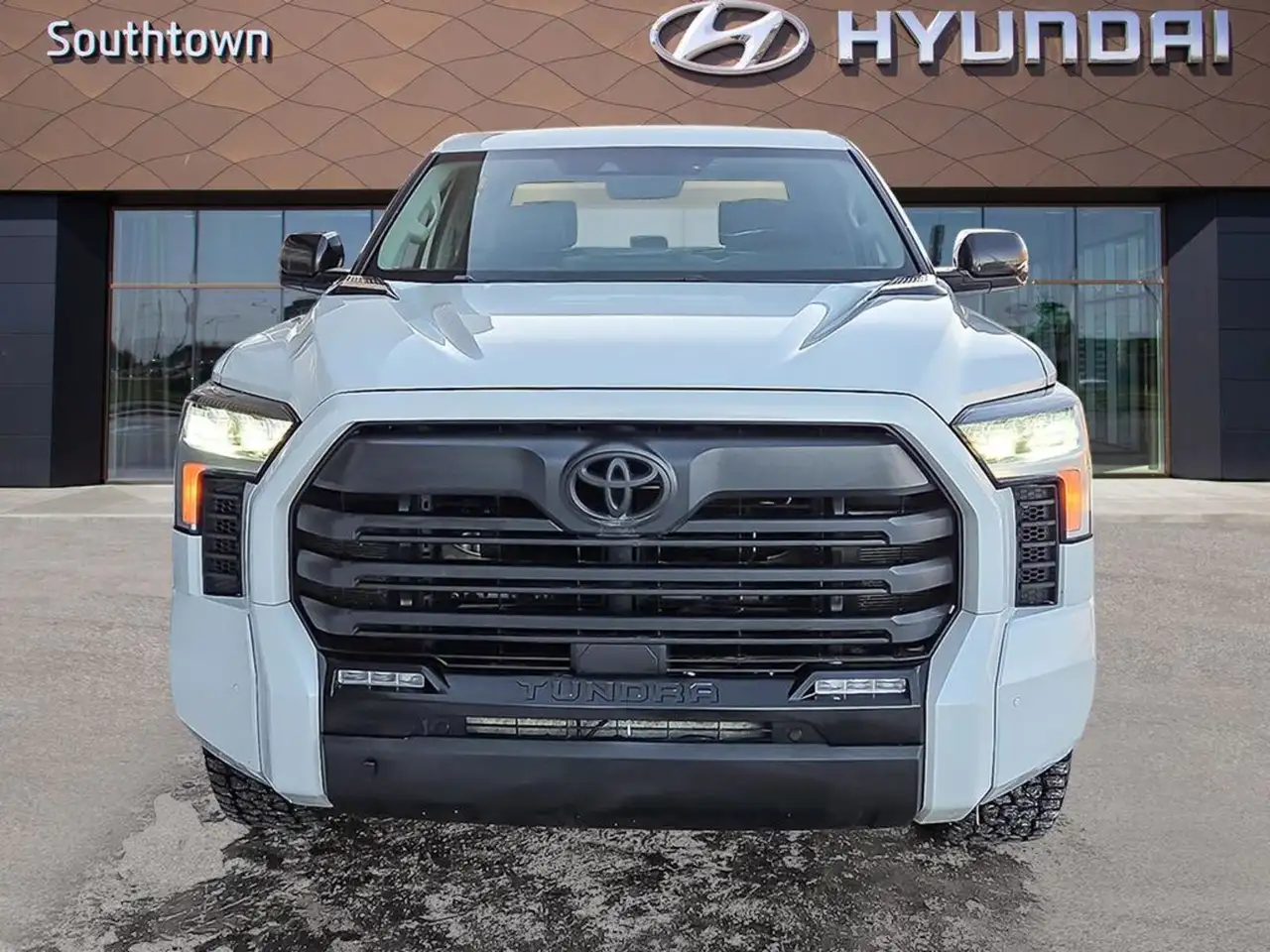 Toyota Tundra снимка Toyota Tundra