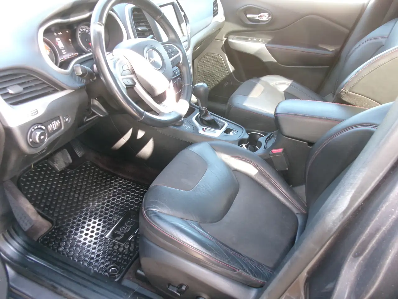 Jeep Cherokee снимка Jeep Cherokee