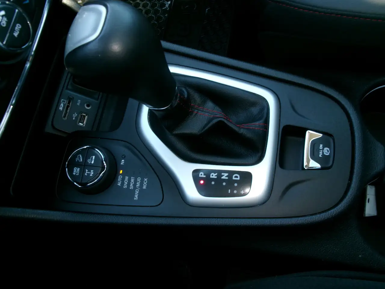 Jeep Cherokee снимка Jeep Cherokee
