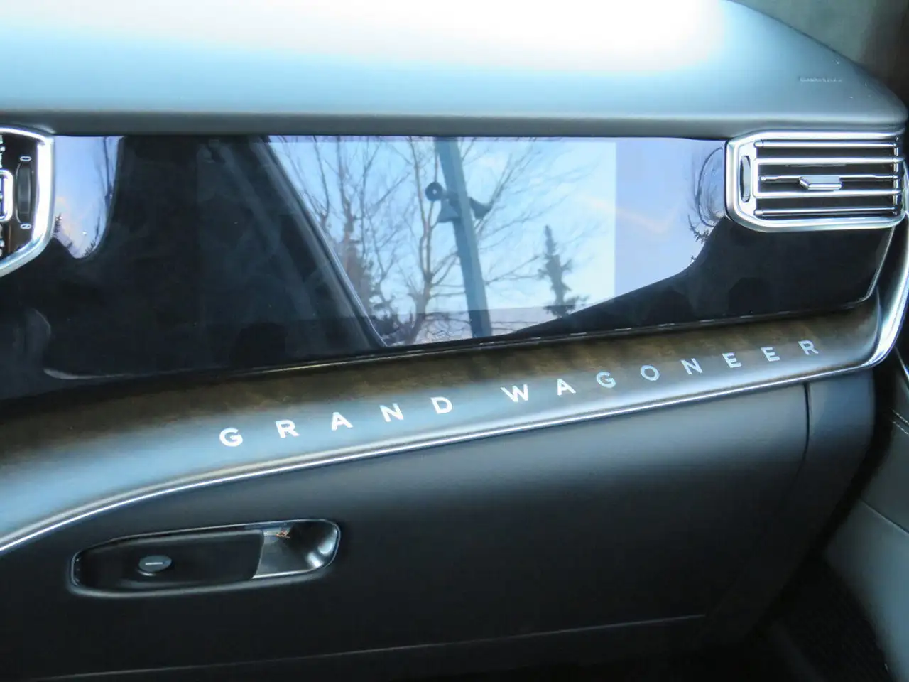 Jeep Grand Wagoneer снимка Jeep Grand Wagoneer