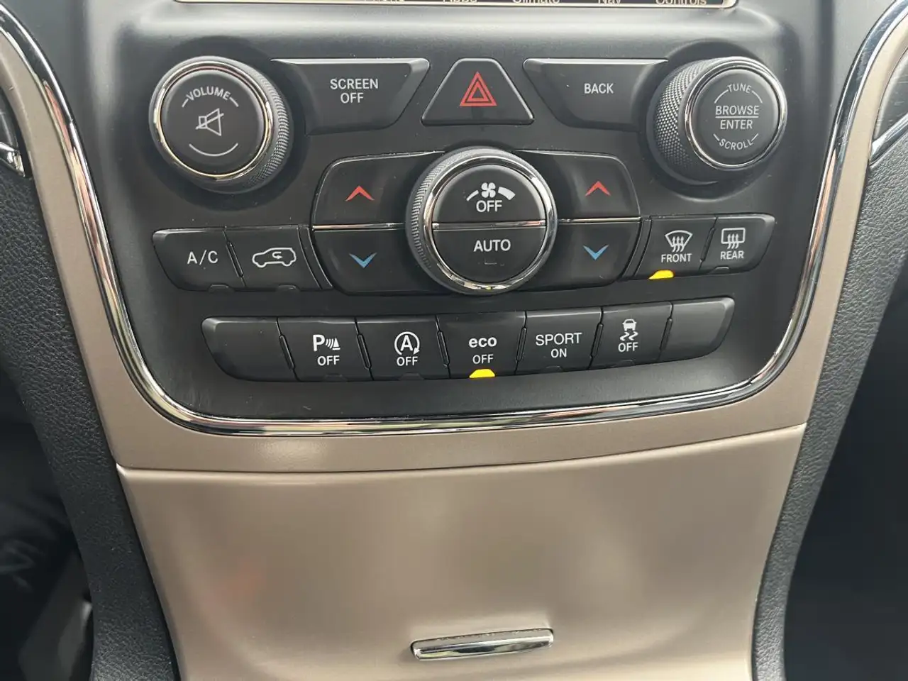 Jeep Grand Cherokee снимка Jeep Grand Cherokee