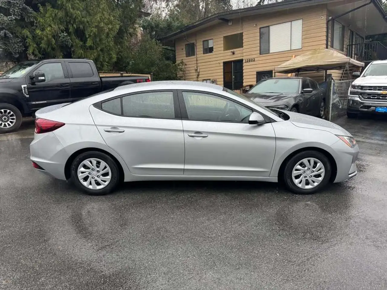 Hyundai ELANTRA photo Hyundai ELANTRA