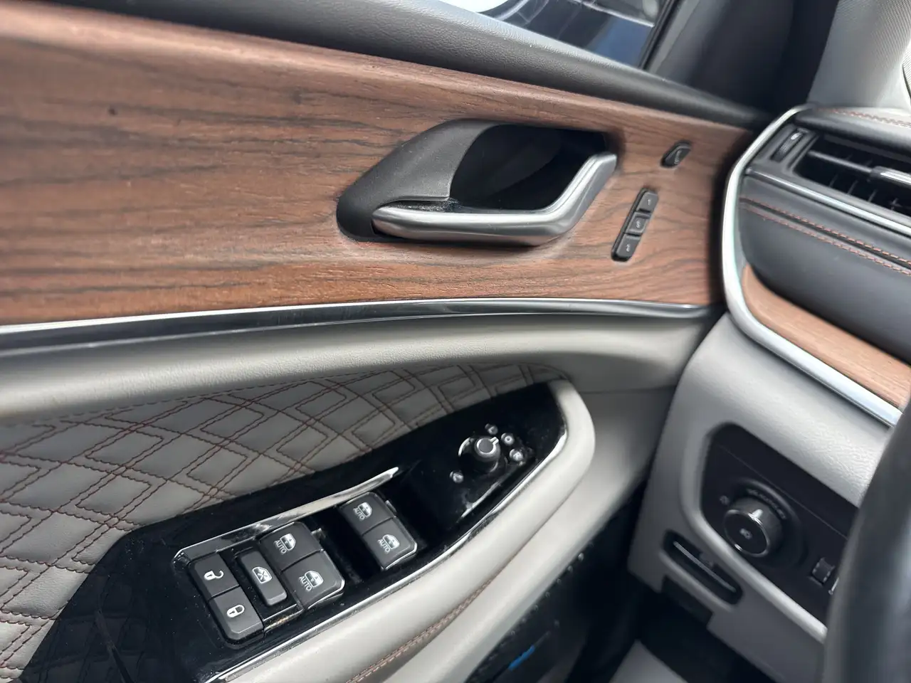 Jeep Grand Cherokee снимка Jeep Grand Cherokee