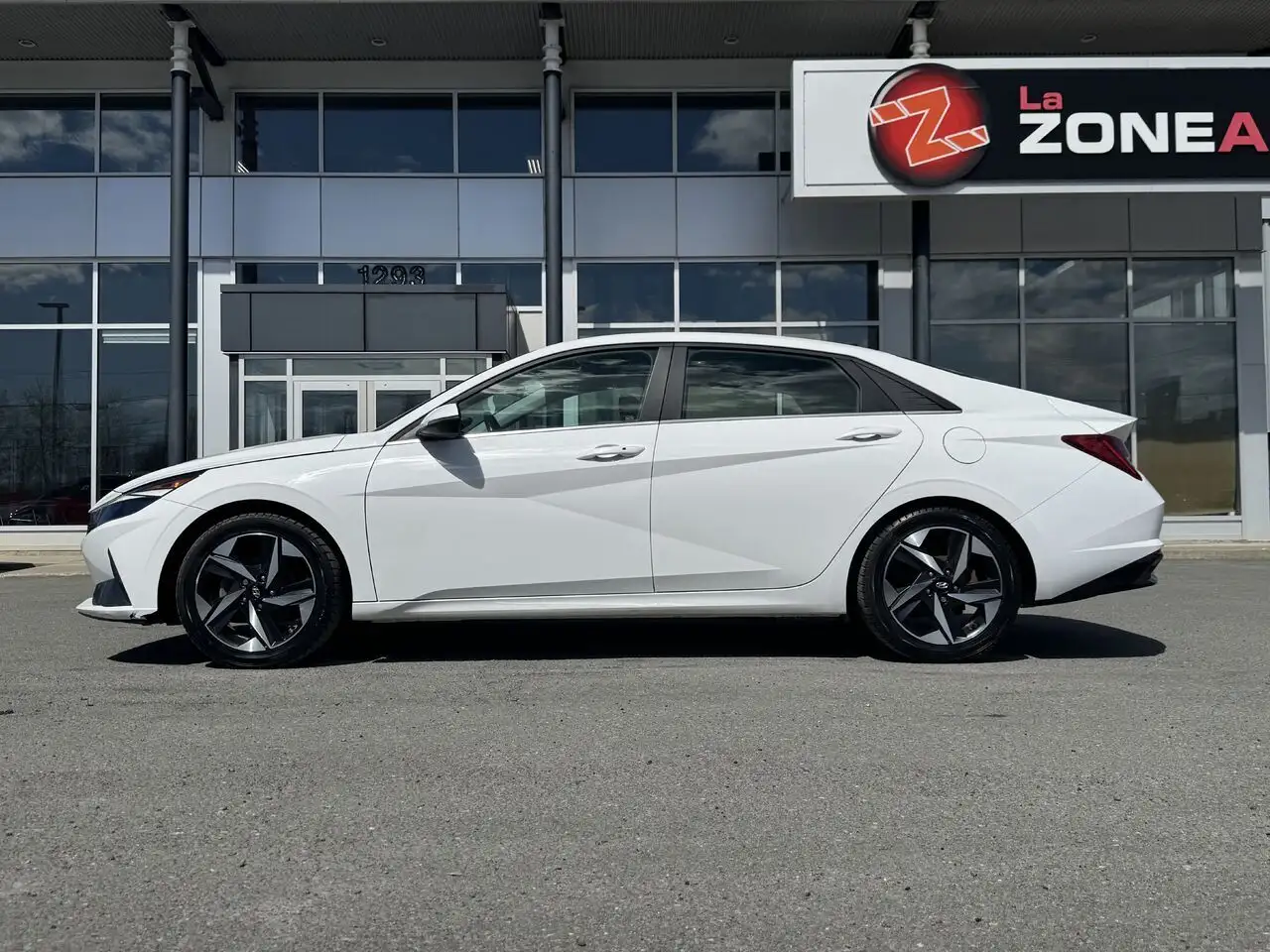 Hyundai ELANTRA photo Hyundai ELANTRA