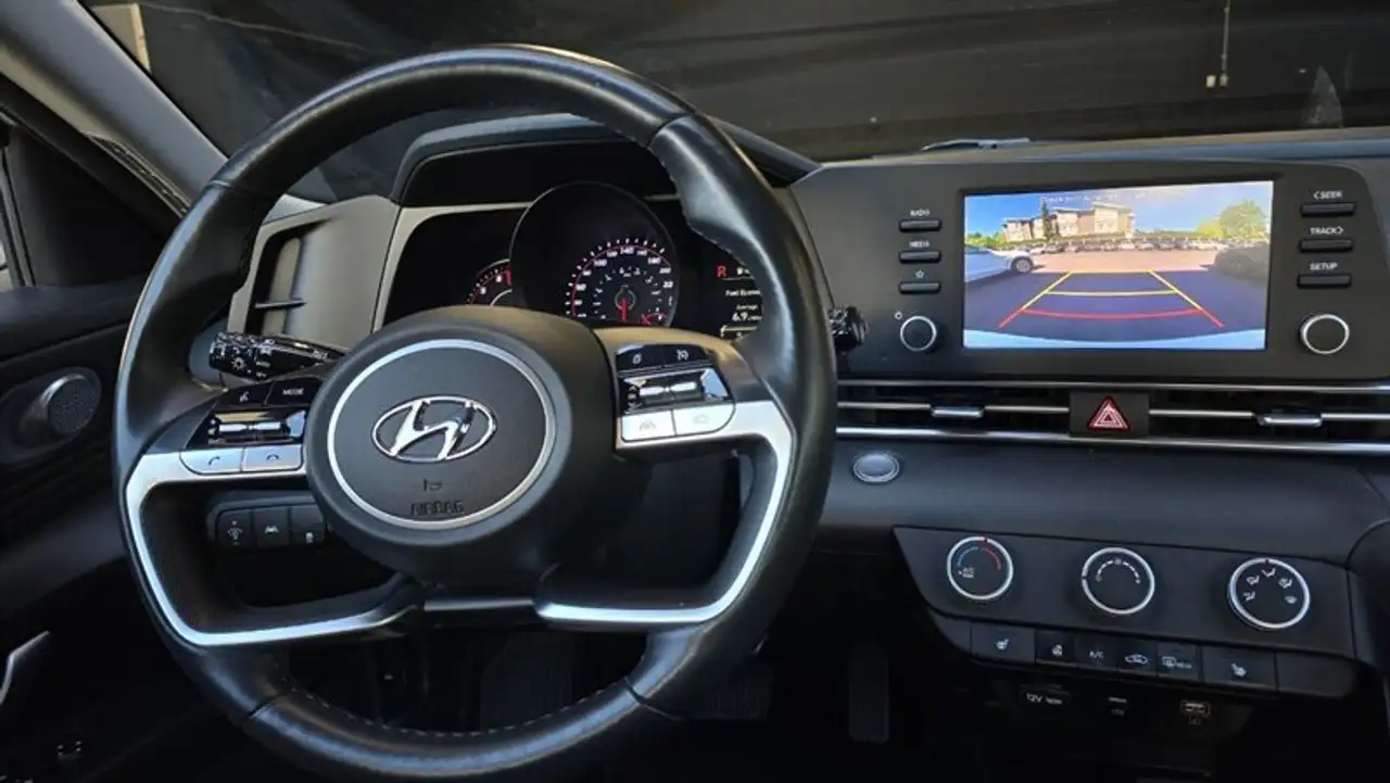 Hyundai ELANTRA photo Hyundai ELANTRA