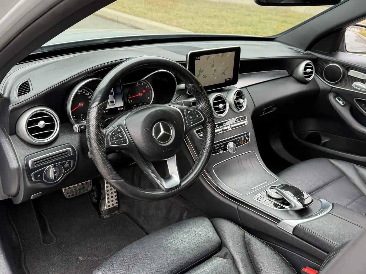 Mercedes-Benz C-Class снимка Mercedes-Benz C-Class