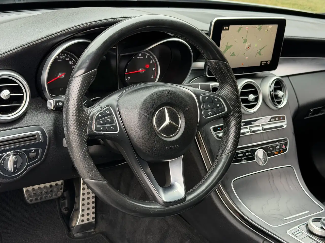 Mercedes-Benz C-Class снимка Mercedes-Benz C-Class
