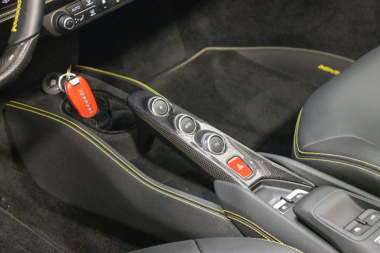 Ferrari F8 Spider снимка Ferrari F8 Spider