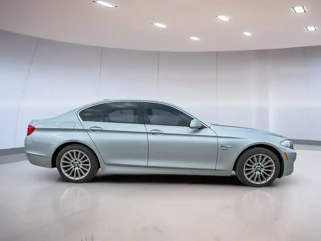 BMW 5 Series снимка BMW 5 Series
