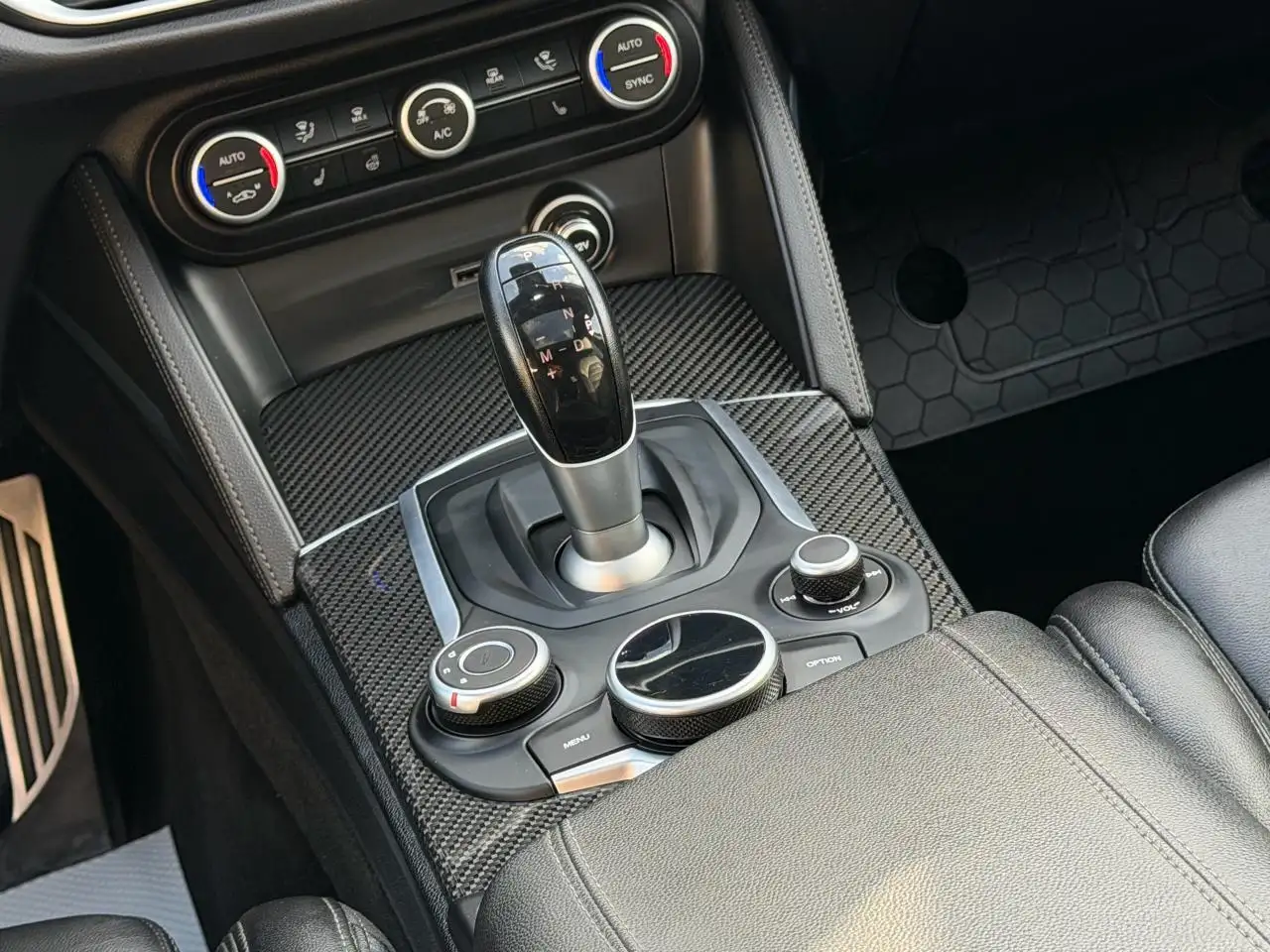 Alfa Romeo Stelvio снимка Alfa Romeo Stelvio