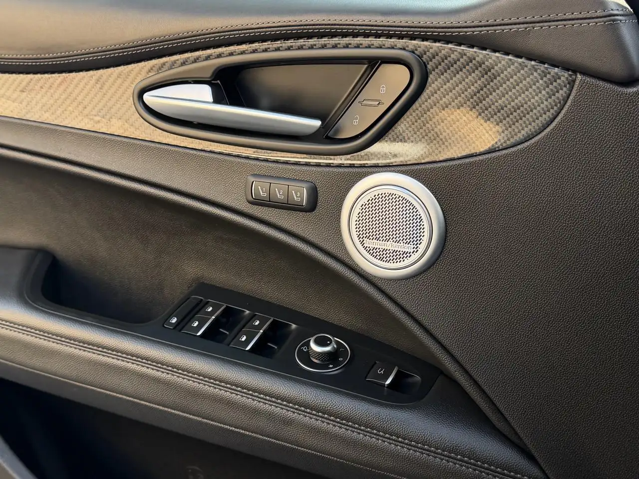 Alfa Romeo Stelvio снимка Alfa Romeo Stelvio