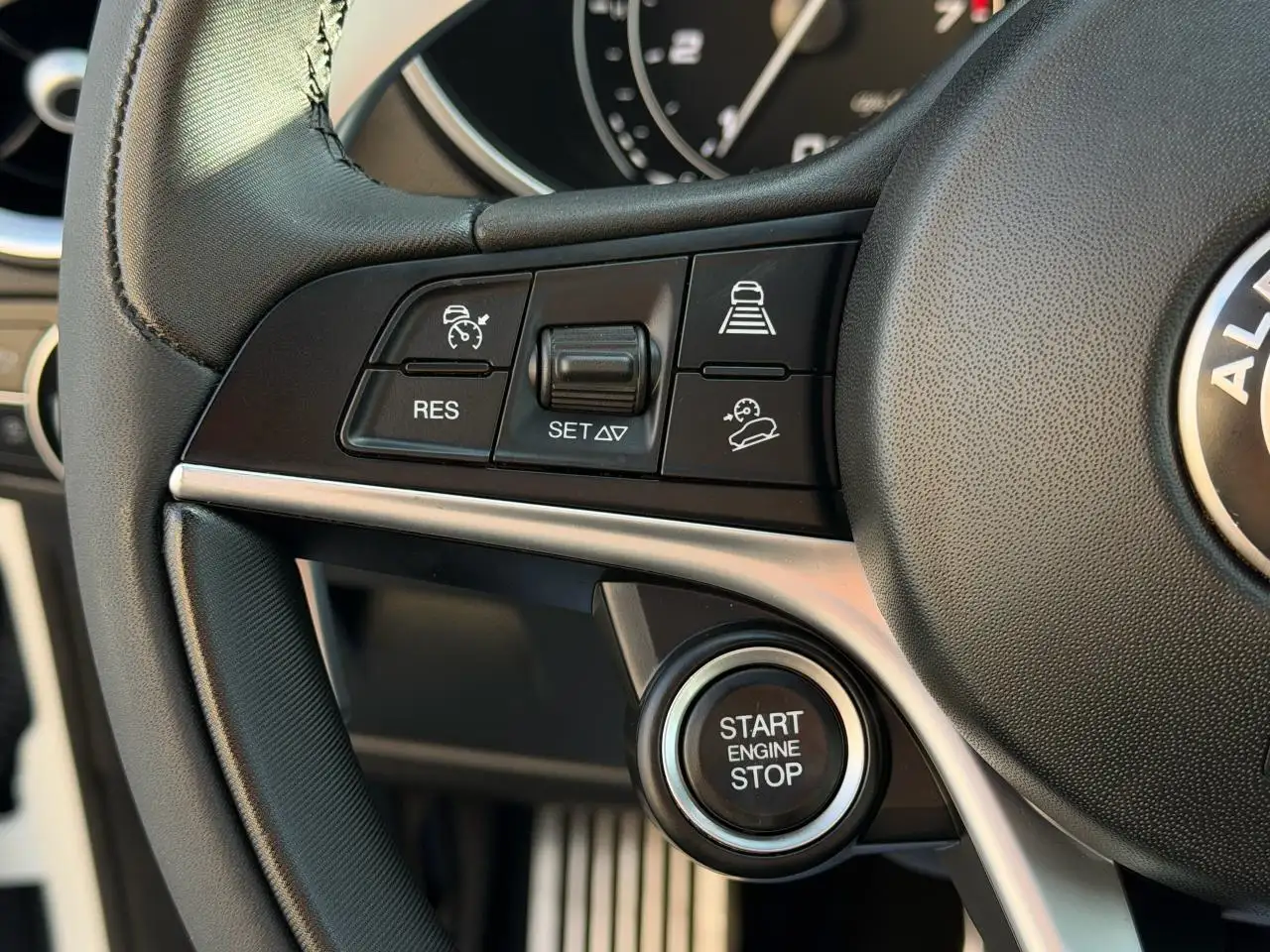 Alfa Romeo Stelvio снимка Alfa Romeo Stelvio
