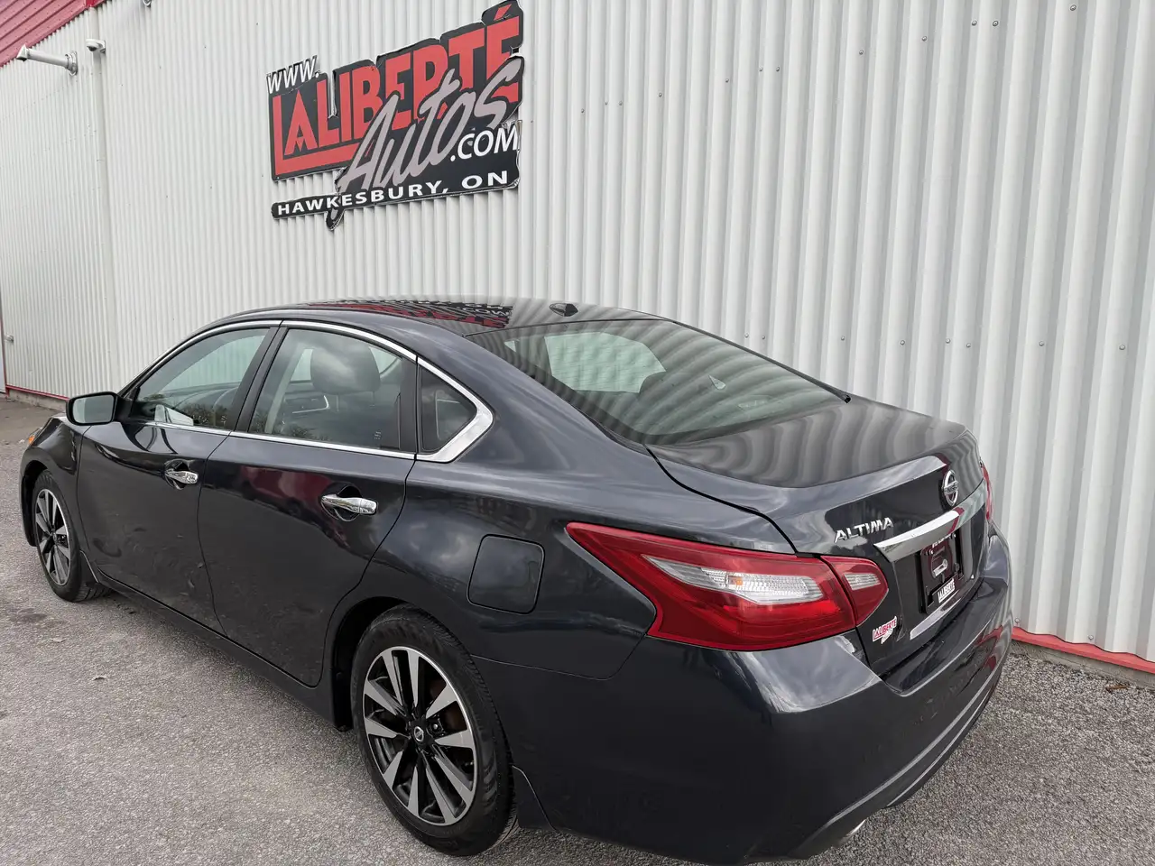 Nissan Altima снимка Nissan Altima