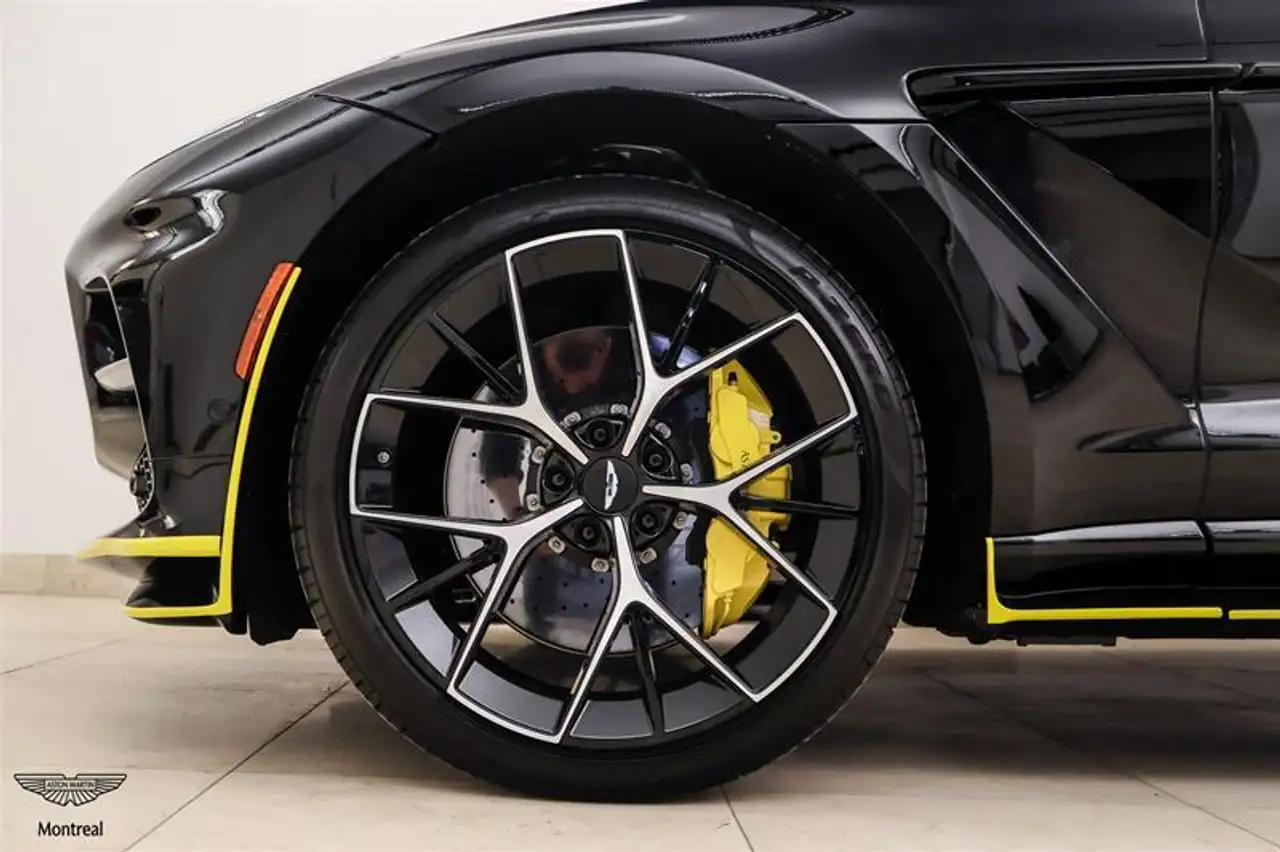 Aston Martin DBX снимка Aston Martin DBX