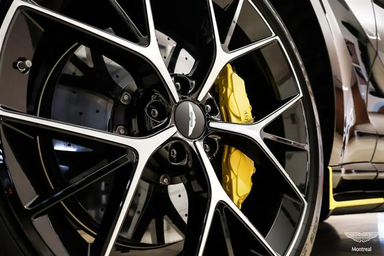 Aston Martin DBX снимка Aston Martin DBX
