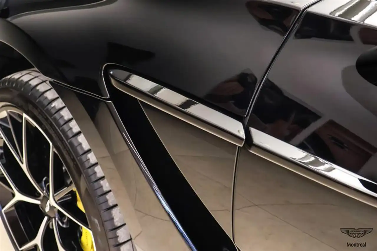 Aston Martin DBX снимка Aston Martin DBX