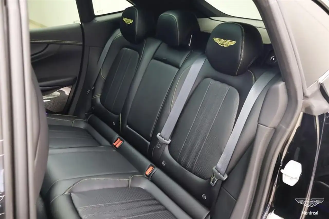 Aston Martin DBX снимка Aston Martin DBX