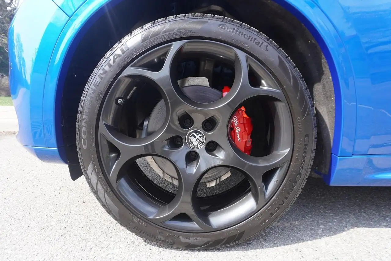Alfa Romeo Stelvio снимка Alfa Romeo Stelvio