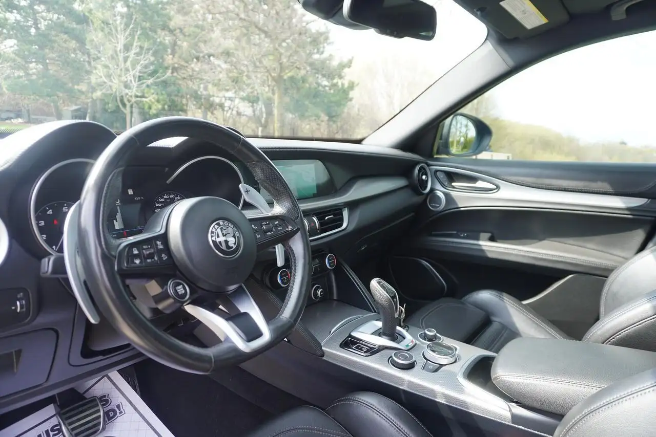 Alfa Romeo Stelvio снимка Alfa Romeo Stelvio