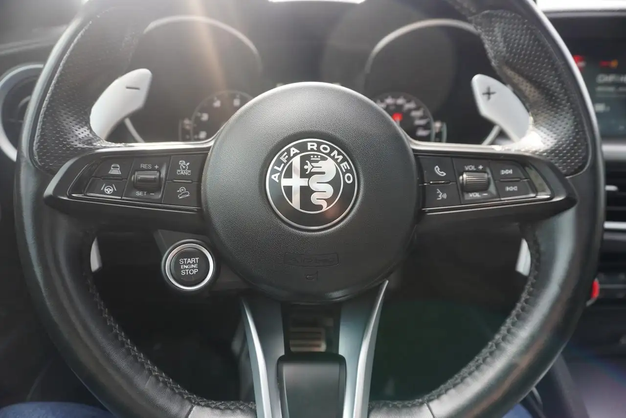 Alfa Romeo Stelvio снимка Alfa Romeo Stelvio