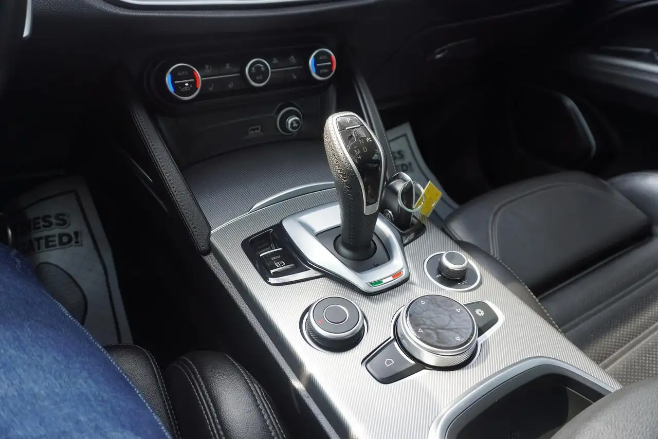 Alfa Romeo Stelvio снимка Alfa Romeo Stelvio