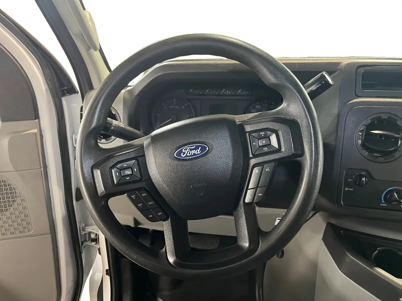 Ford E-Series Cutaway снимка Ford E-Series Cutaway
