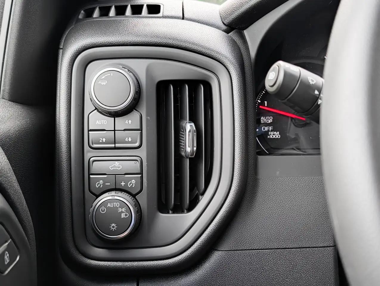 Chevrolet Silverado 1500 photo Chevrolet Silverado 1500