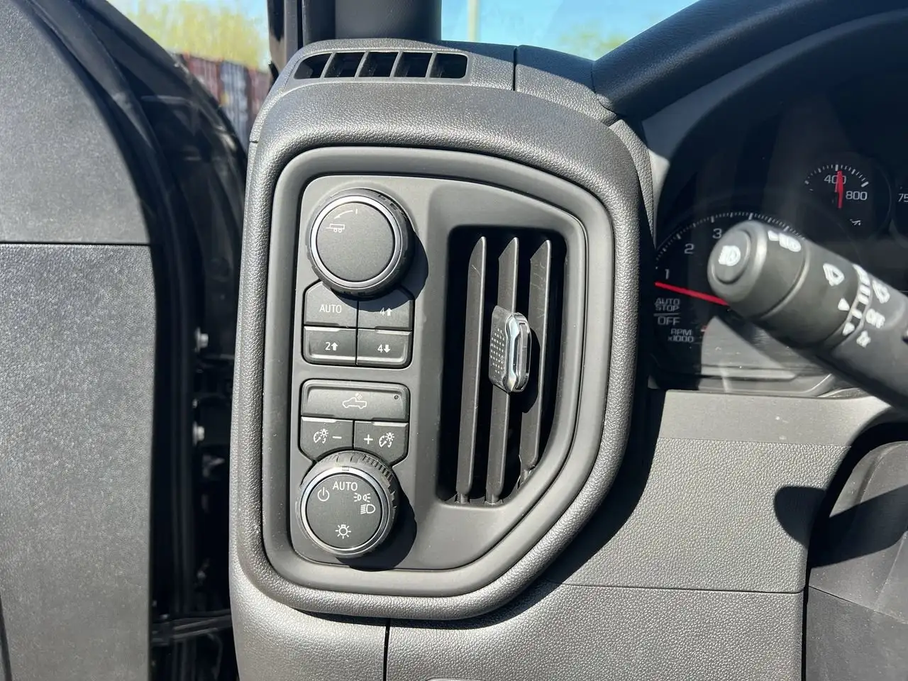 Chevrolet Silverado 1500 photo Chevrolet Silverado 1500