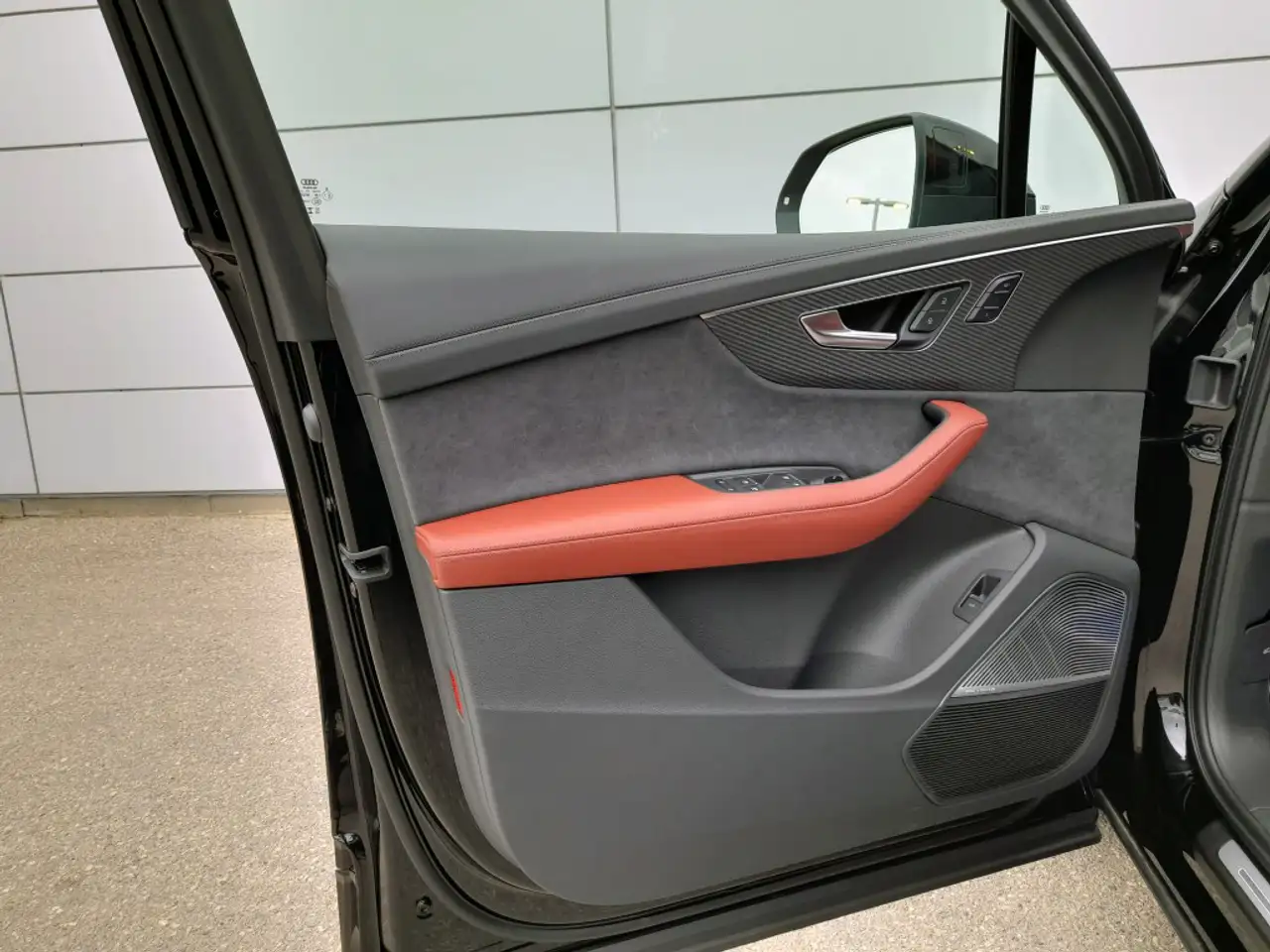 Audi SQ7 снимка Audi SQ7