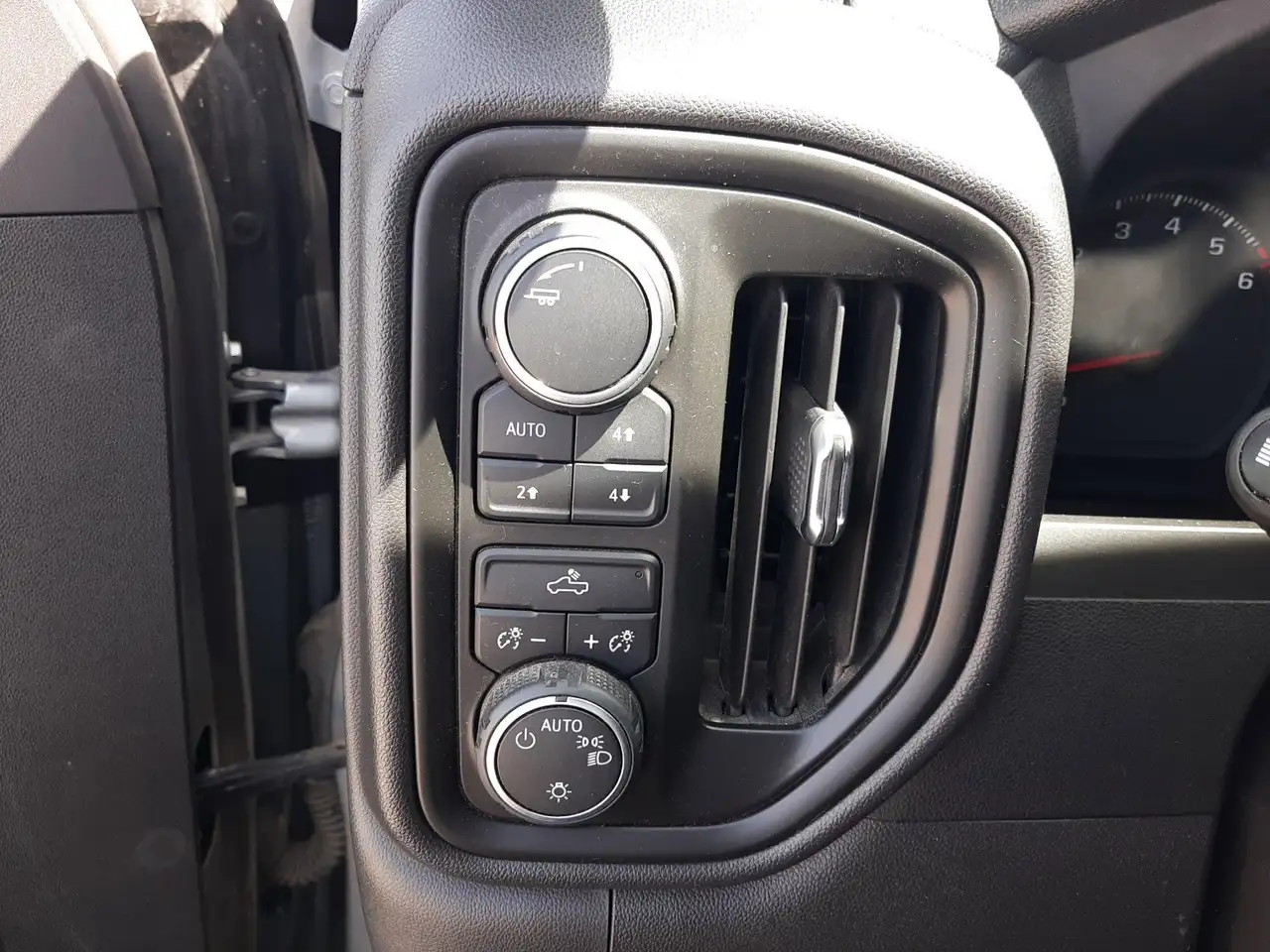 Chevrolet Silverado 1500 photo Chevrolet Silverado 1500