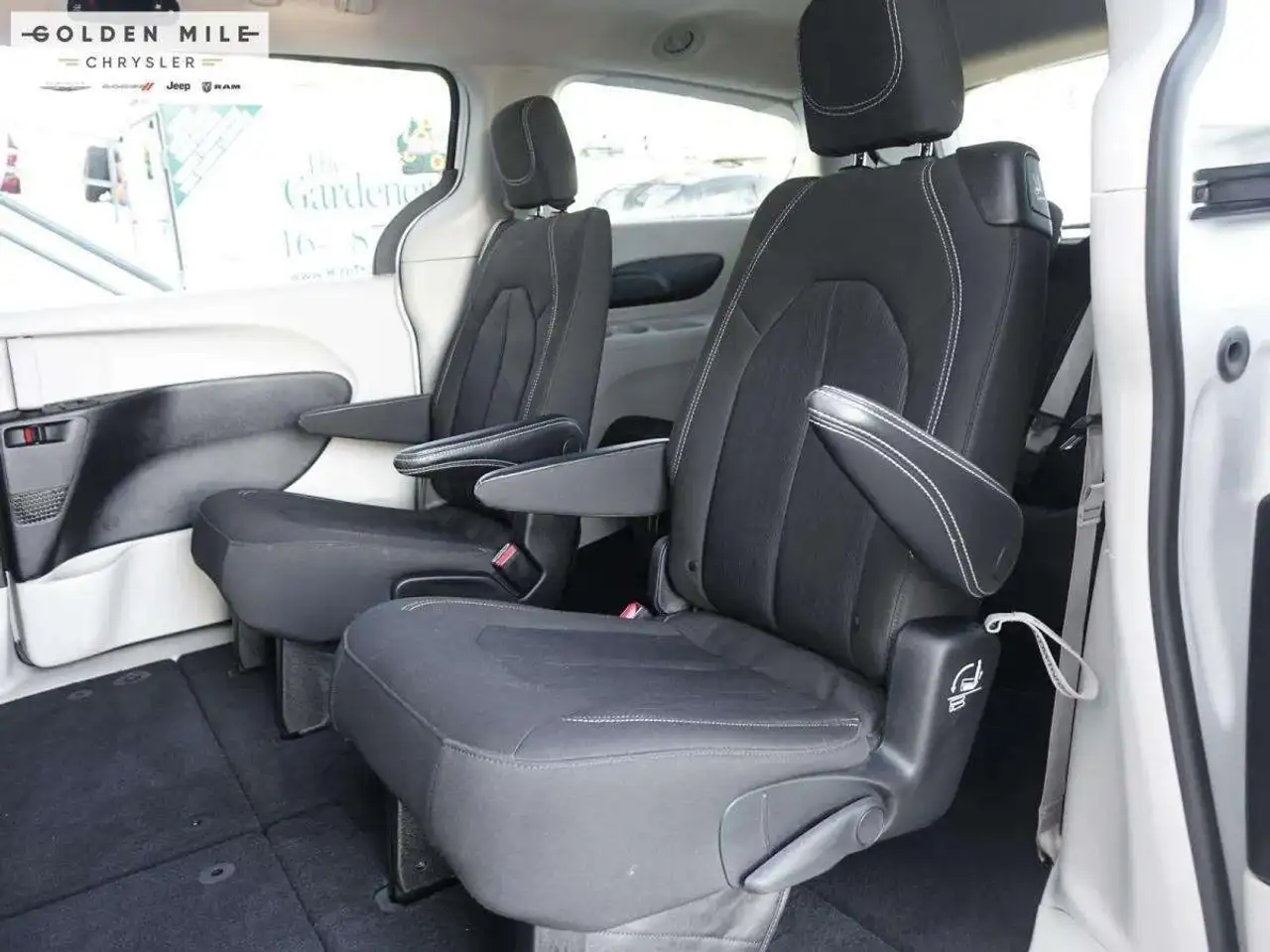 Chrysler Grand Caravan снимка Chrysler Grand Caravan