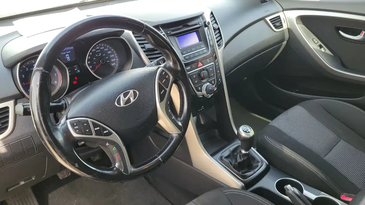 Hyundai ELANTRA снимка Hyundai ELANTRA