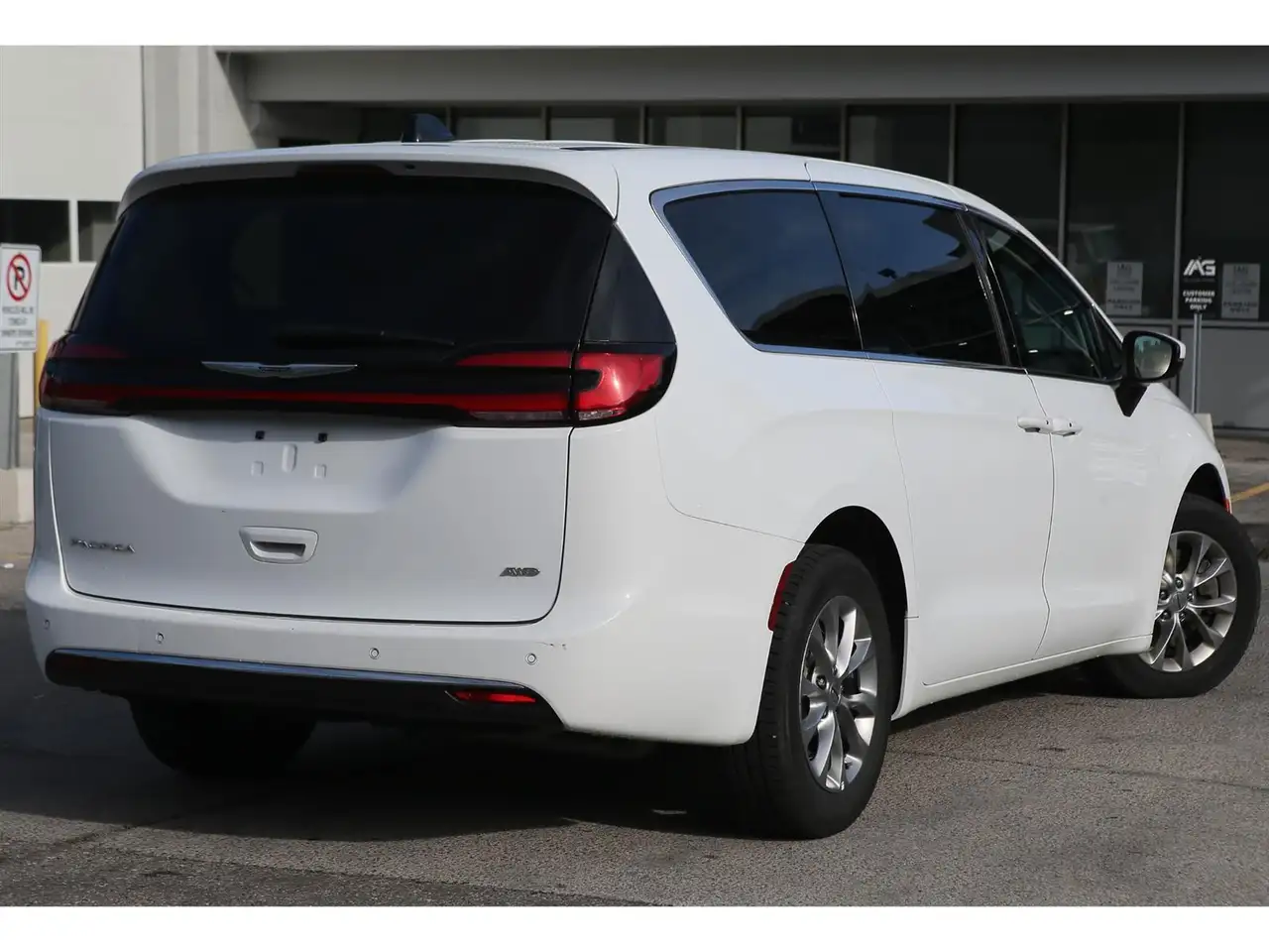 Chrysler Pacifica photo Chrysler Pacifica