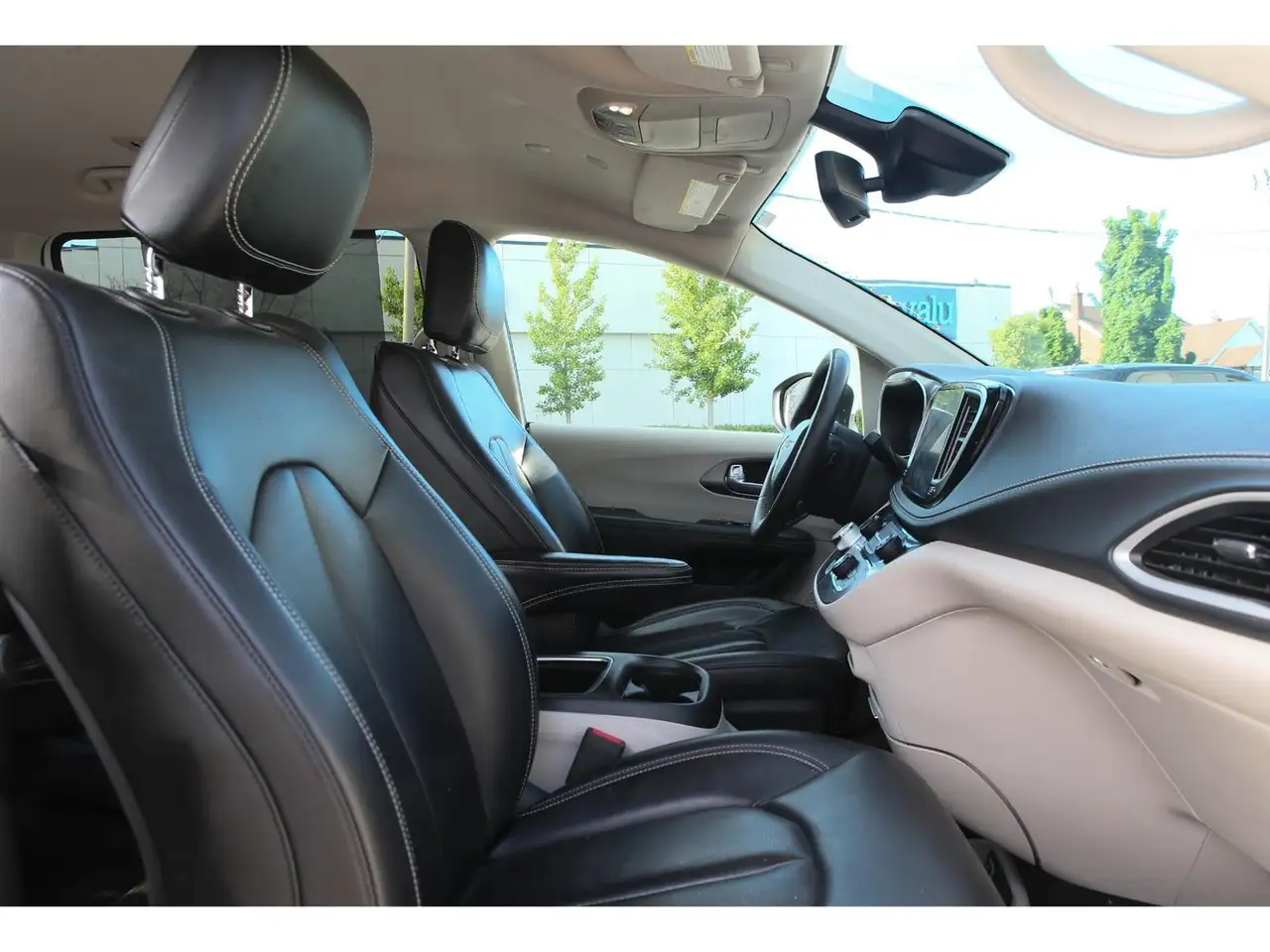 Chrysler Pacifica photo Chrysler Pacifica