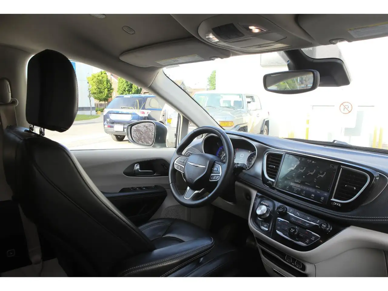 Chrysler Pacifica photo Chrysler Pacifica