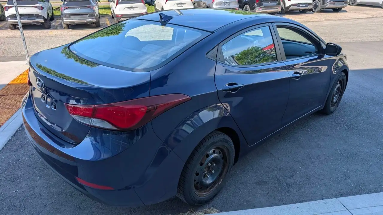 Hyundai ELANTRA photo Hyundai ELANTRA