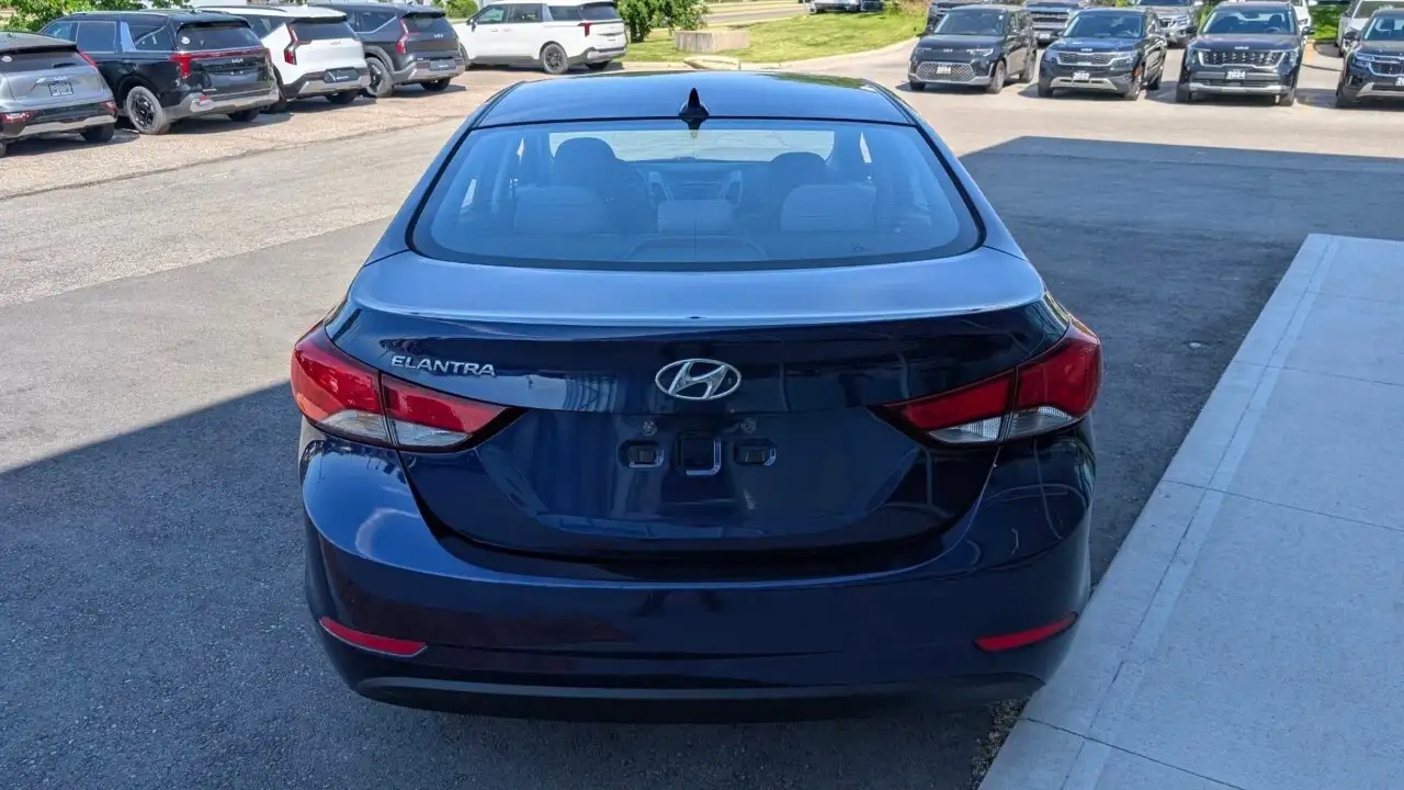Hyundai ELANTRA photo Hyundai ELANTRA