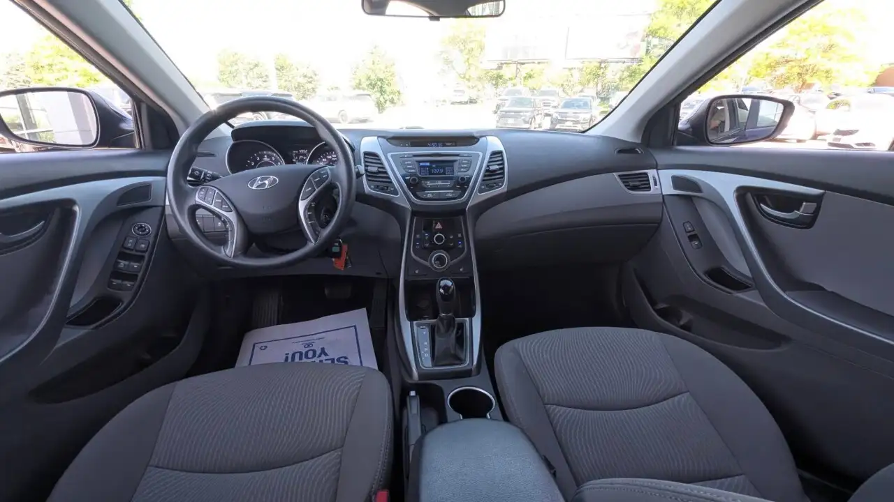 Hyundai ELANTRA photo Hyundai ELANTRA
