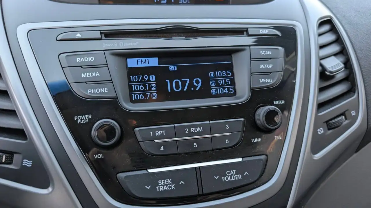 Hyundai ELANTRA photo Hyundai ELANTRA