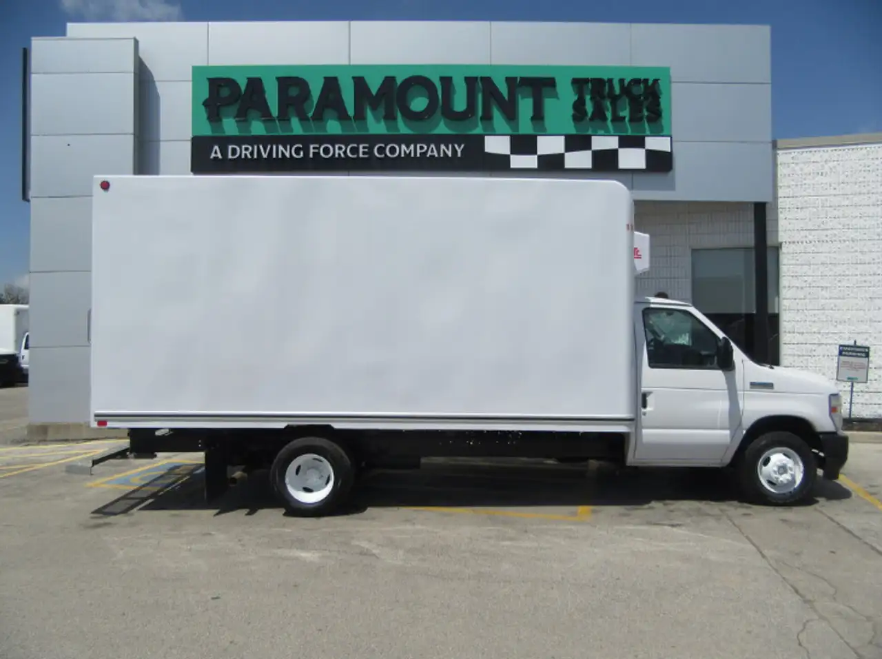 Ford E-450 Super Duty DRW снимка Ford E-450 Super Duty DRW
