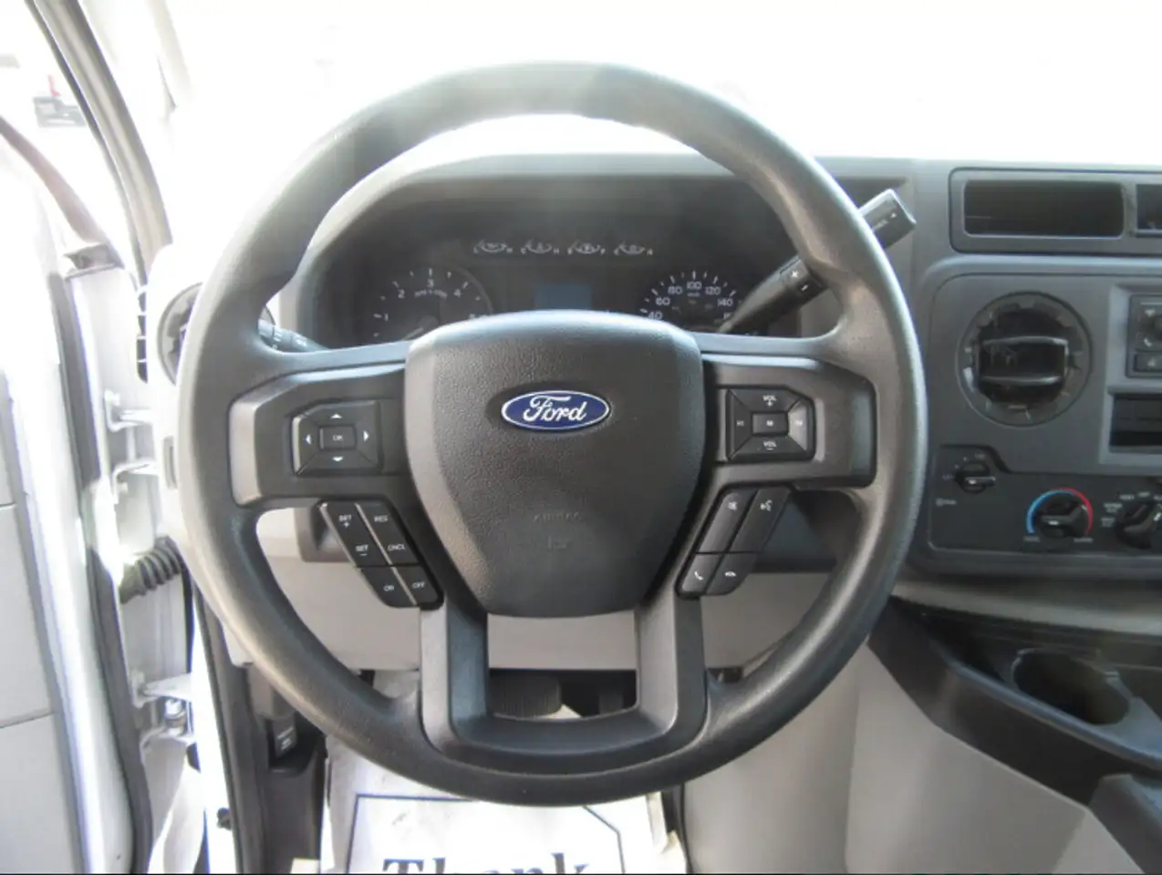 Ford E-450 Super Duty DRW снимка Ford E-450 Super Duty DRW