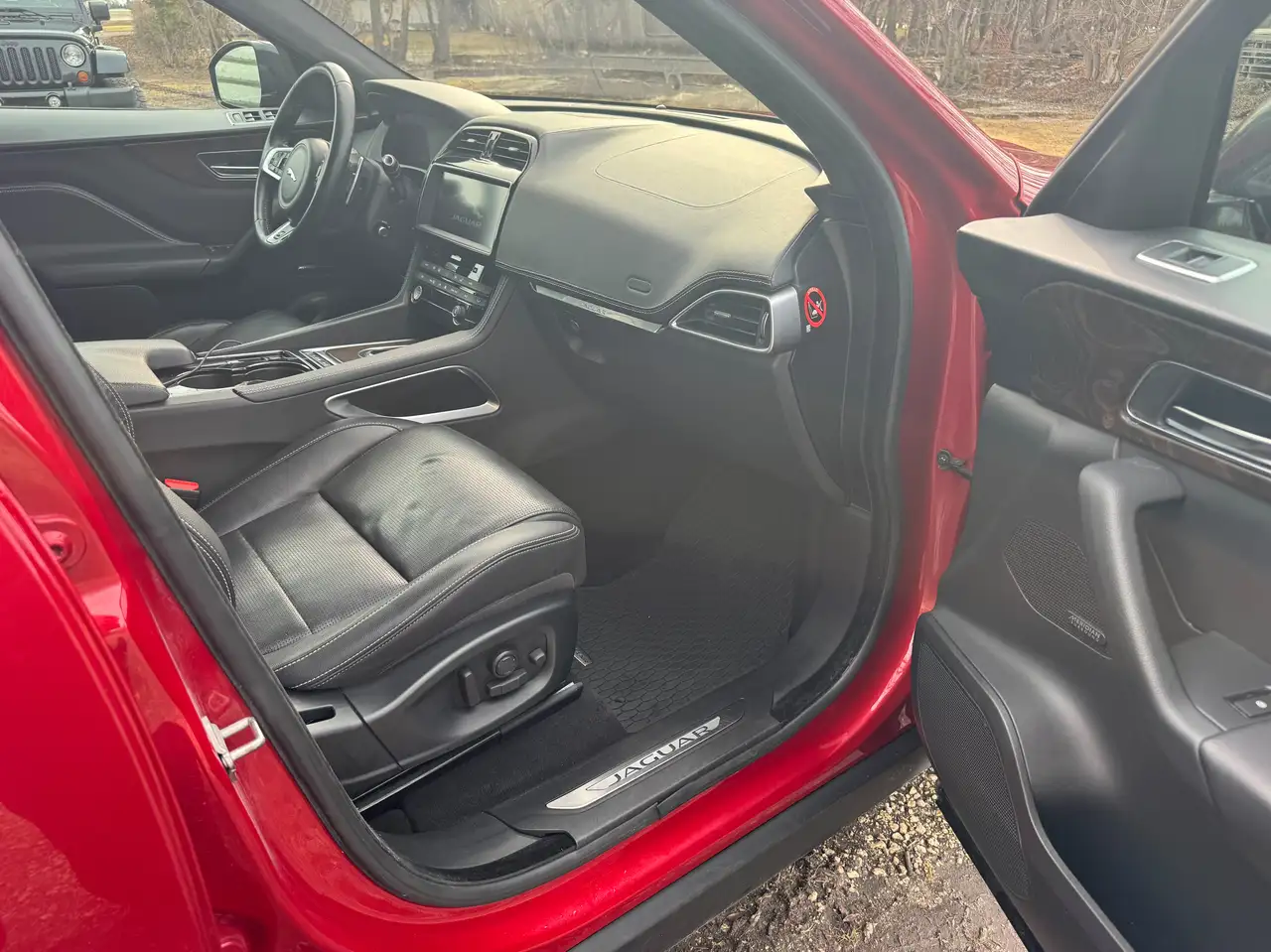 Jaguar F-Pace photo Jaguar F-Pace