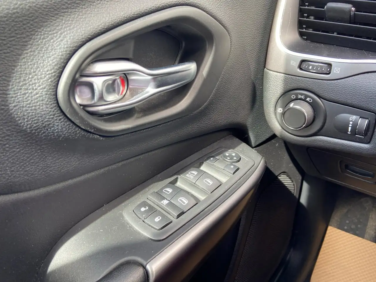 Jeep Cherokee снимка Jeep Cherokee