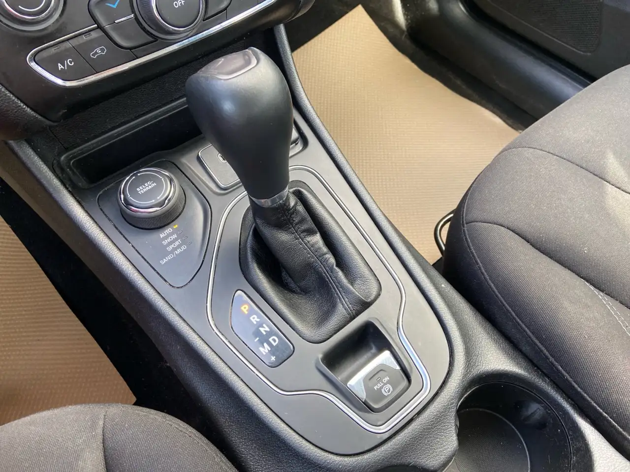 Jeep Cherokee снимка Jeep Cherokee