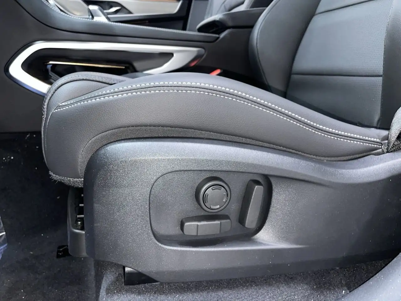 Jaguar F-Pace photo Jaguar F-Pace